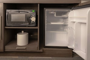 Refrigerador, microondas y cafetera y tetera