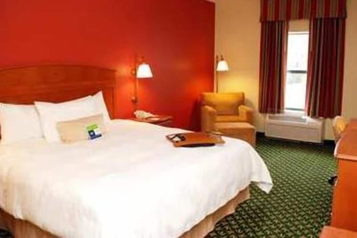 Premium bedding, in-room safe, desk, iron/ironing board