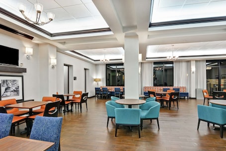 Restaurant. Hampton Inn & Suites Boynton Beach