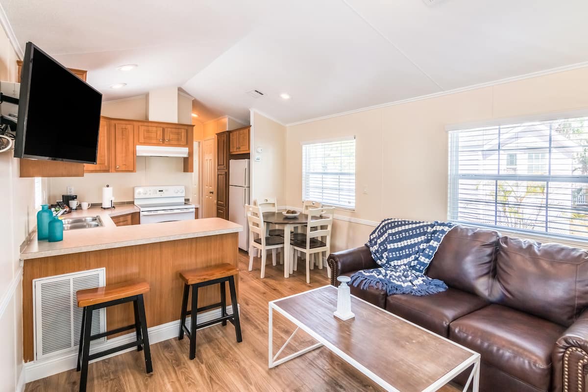 Premium Cottage, 2 Bedrooms (Pets Allowed, Linens Include) | Interior detail