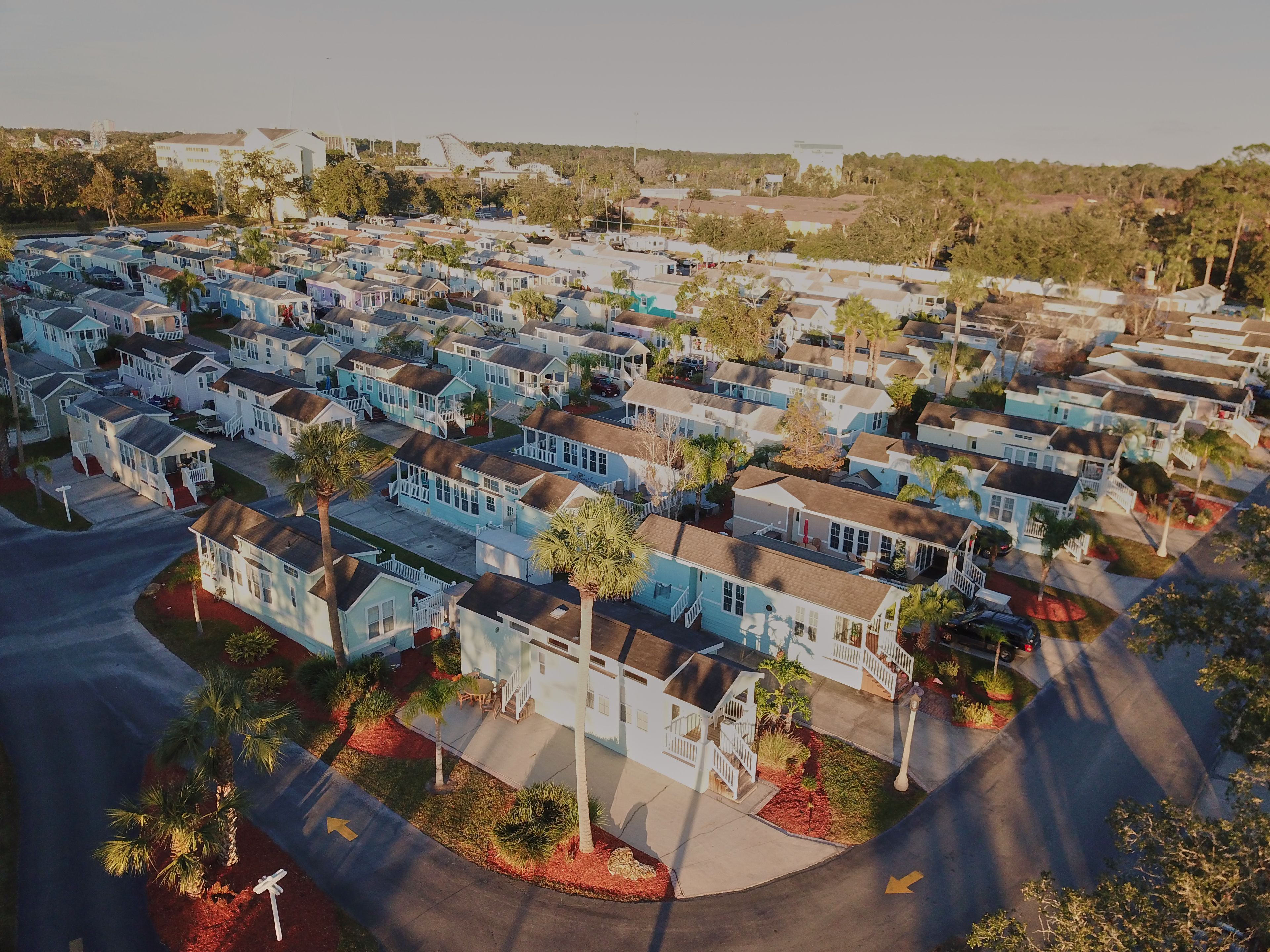 Un quartier résidentiel composé de plusieurs maisons à deux étages, chacune ayant un porche à l’avant et un petit jardin.