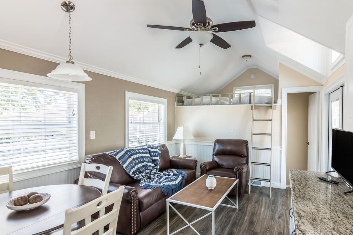 Premium Loft Cottage 2 Bedroom (No Pets, Linens Include)