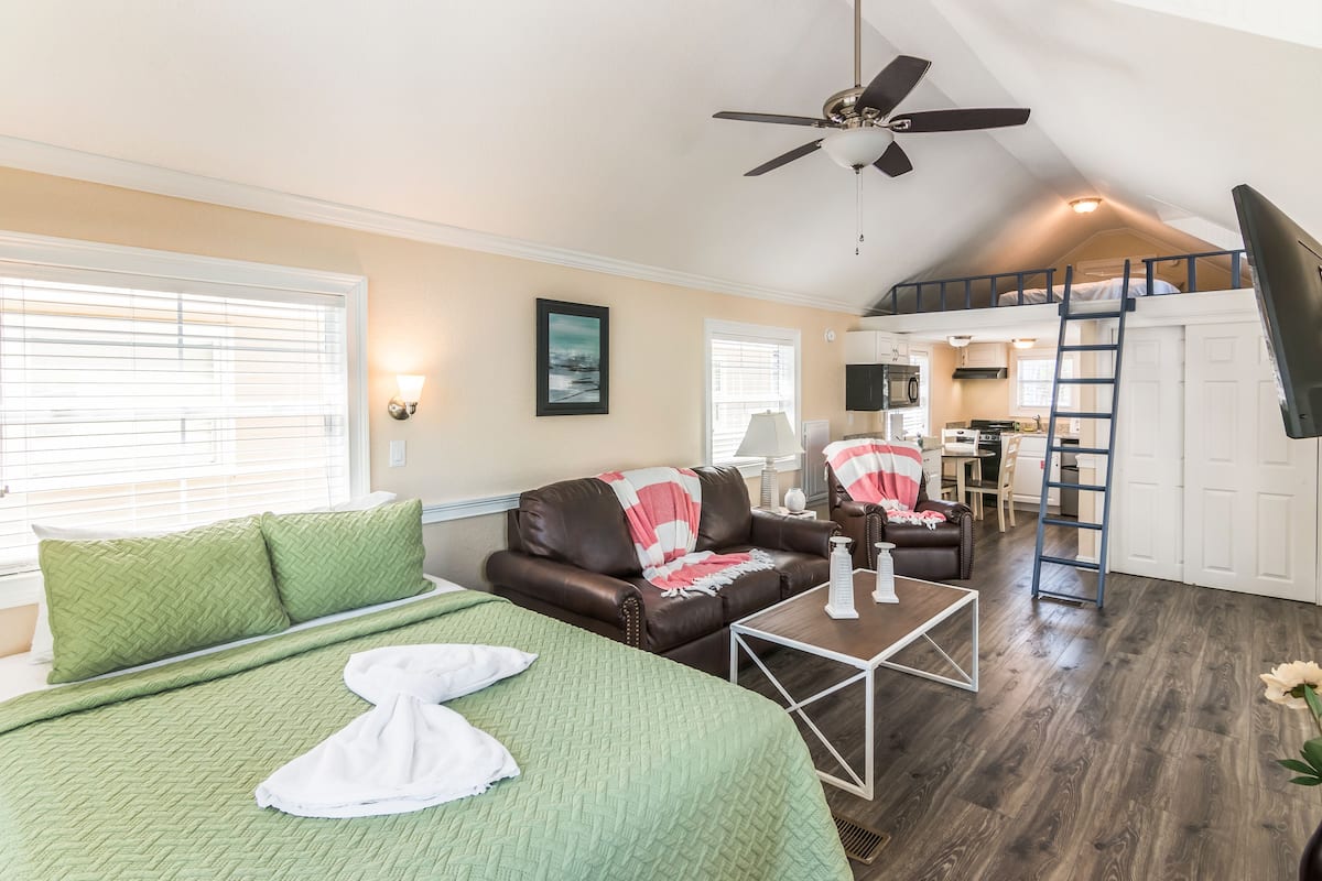 Standard Loft Cottage (Pets Allowed, Linens Include)