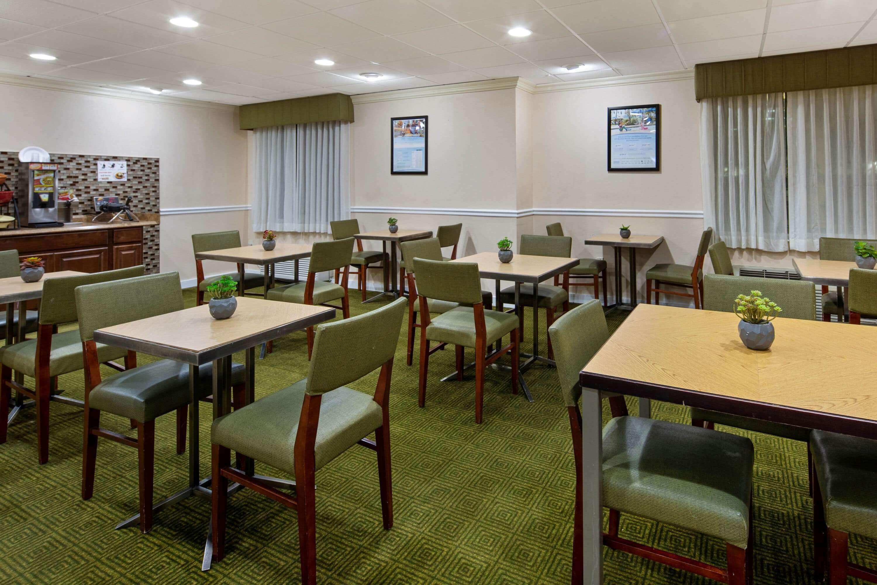Photo - La Quinta Inn & Suites by Wyndham Sawgrass