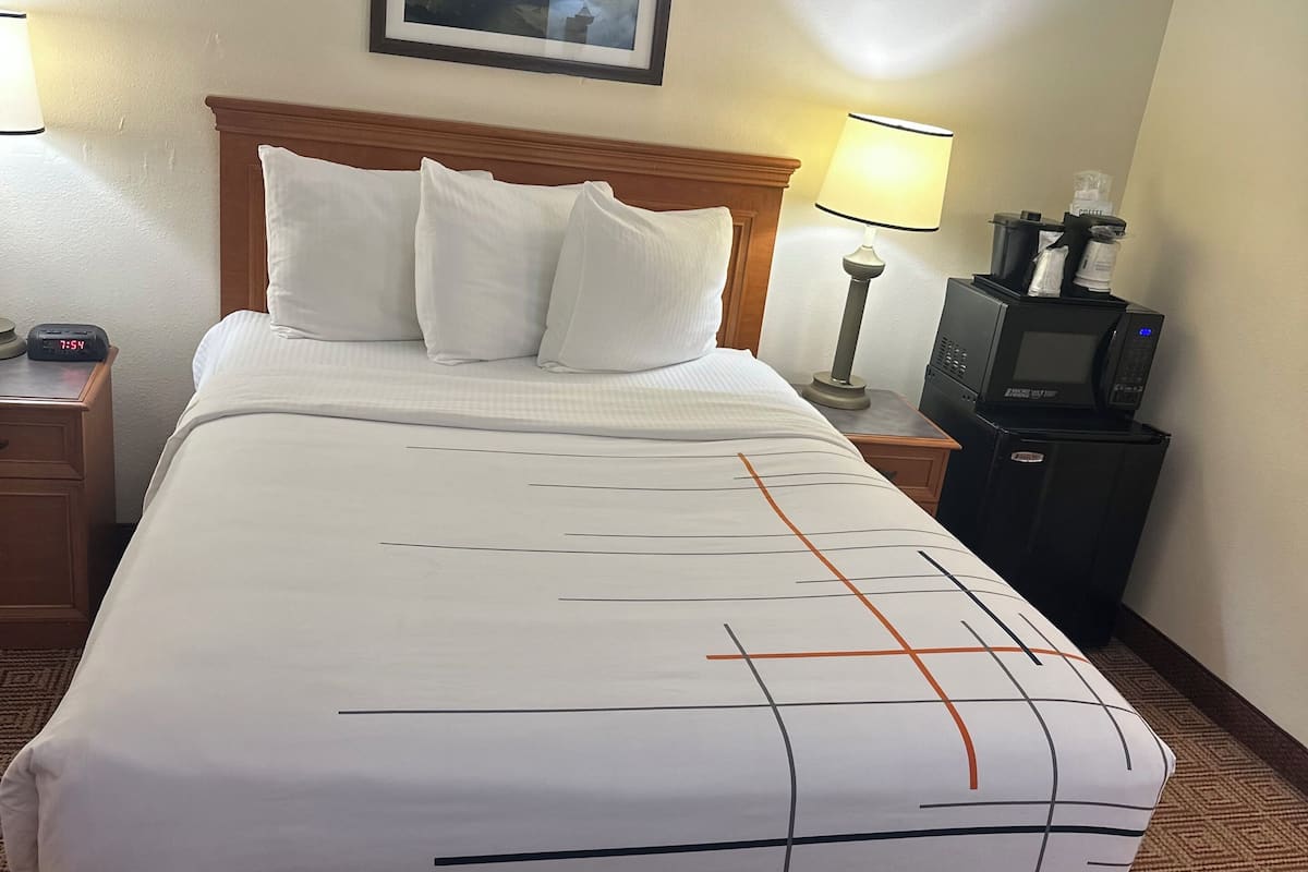 Camas con pillow-top, escritorio y cortinas blackout
