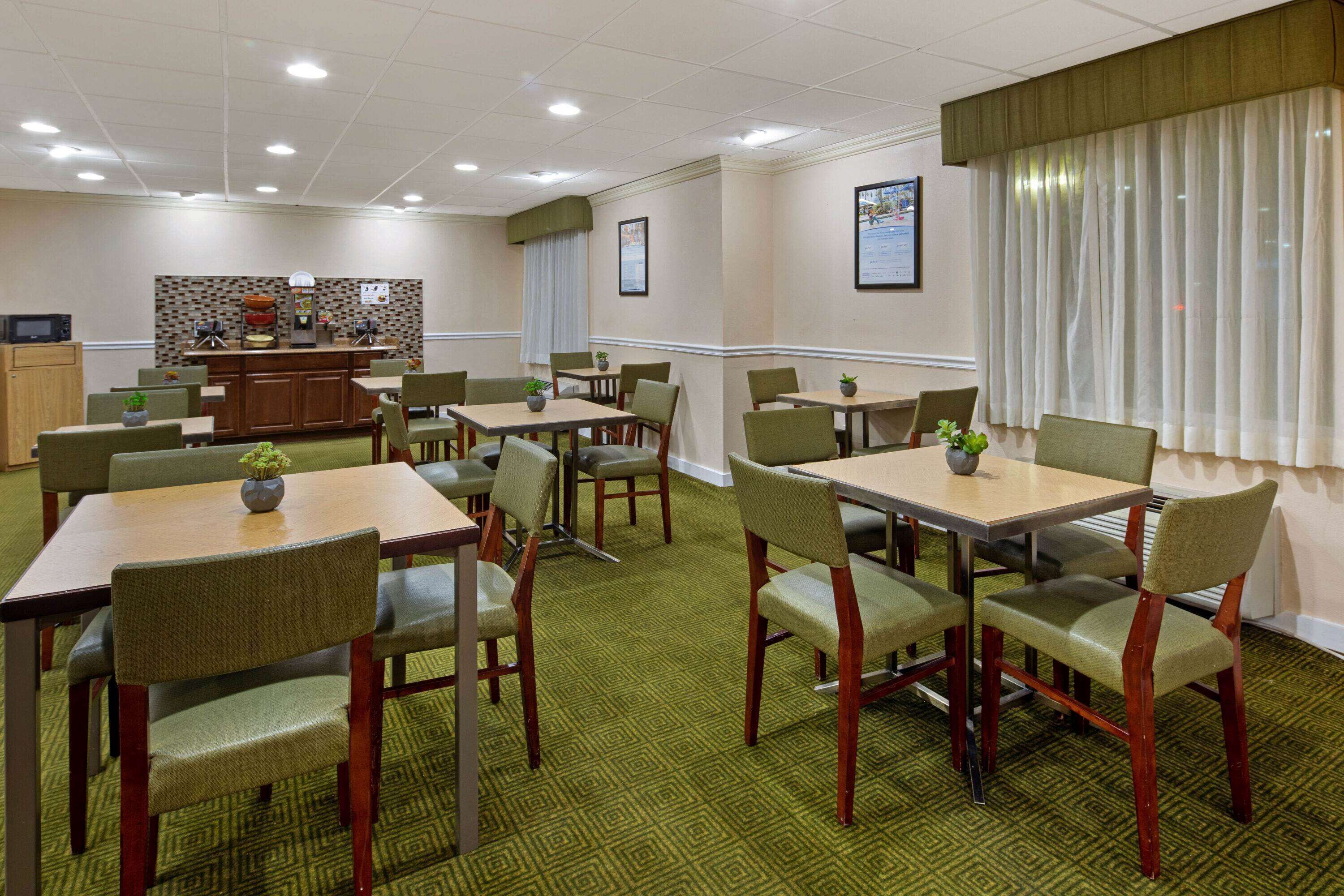 Photo - La Quinta Inn & Suites by Wyndham Sawgrass
