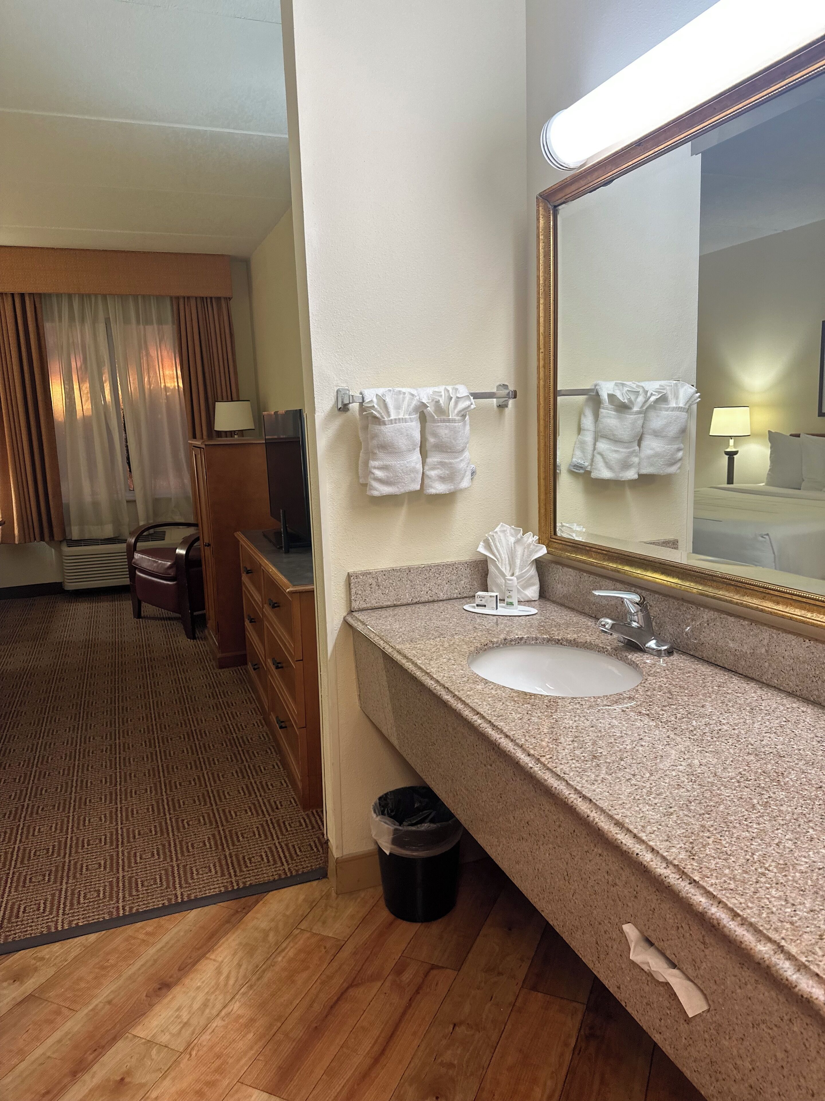 Photo - La Quinta Inn & Suites by Wyndham Sawgrass