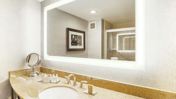Combined shower/tub, free toiletries, hair dryer, towels