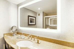Combined shower/tub, free toiletries, hair dryer, towels - DoubleTree by Hilton Austin - University Area (Austin)