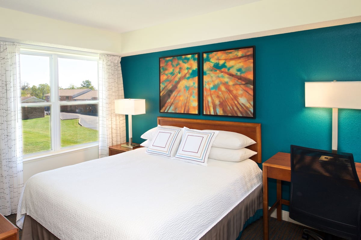 premium bedding, in-room safe, desk, laptop workspace