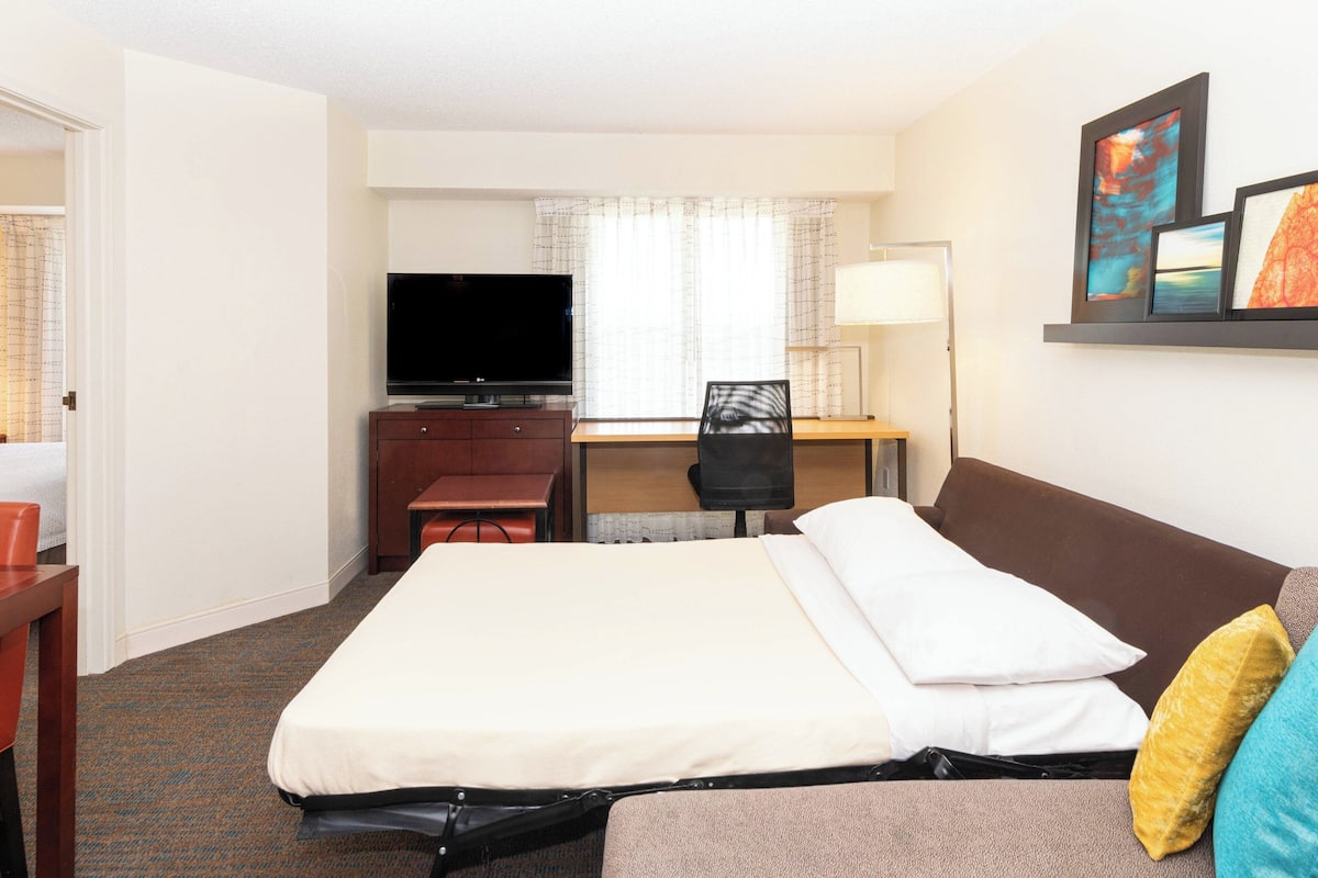 Premium bedding, in-room safe, desk, laptop workspace