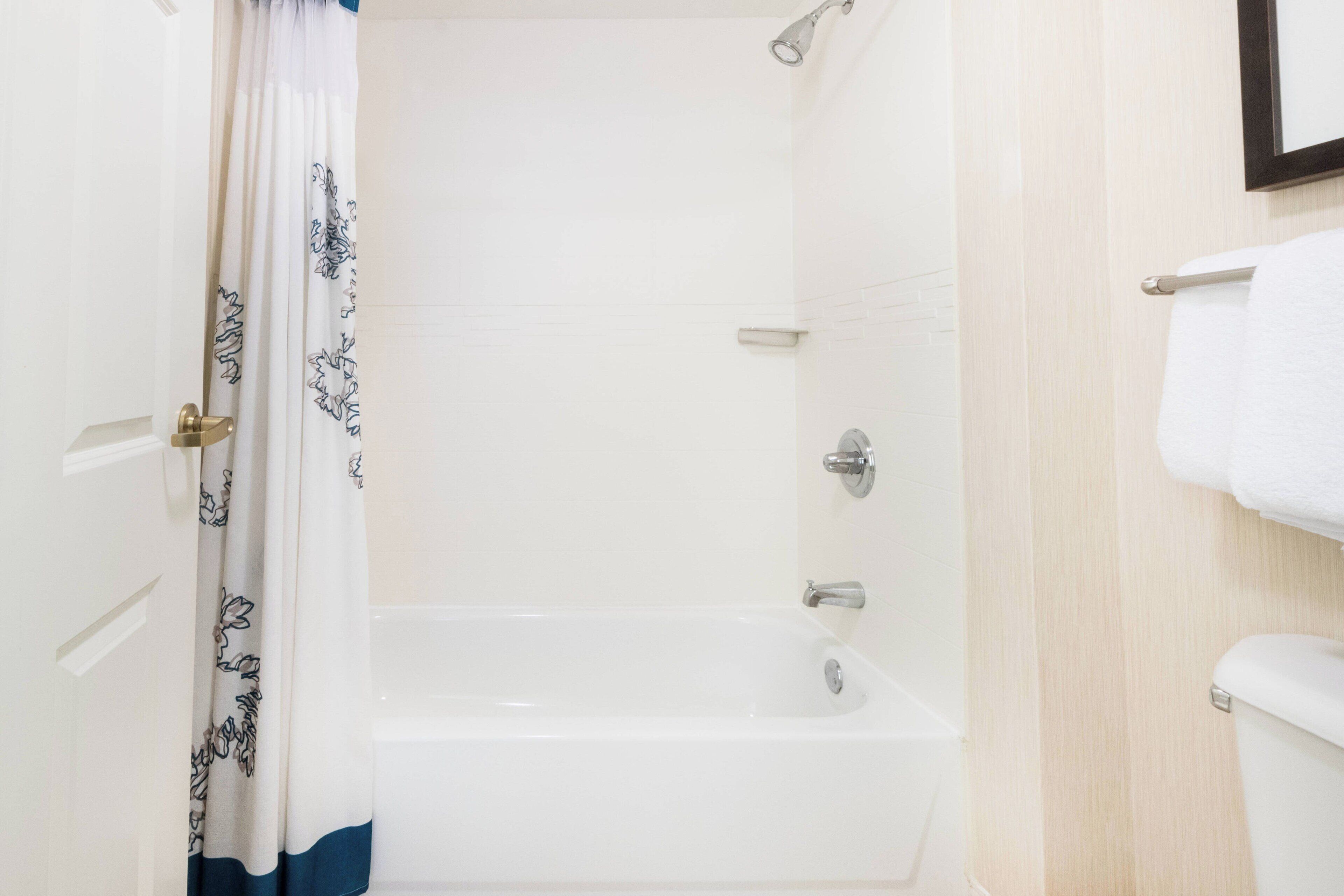 combined shower/bathtub, free toiletries, hair dryer, towels