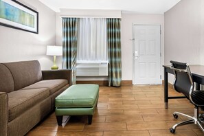 Standard Room, 1 Queen Bed, Non Smoking, Refrigerator & Microwave | In-room safe, desk, iron/ironing board, rollaway beds