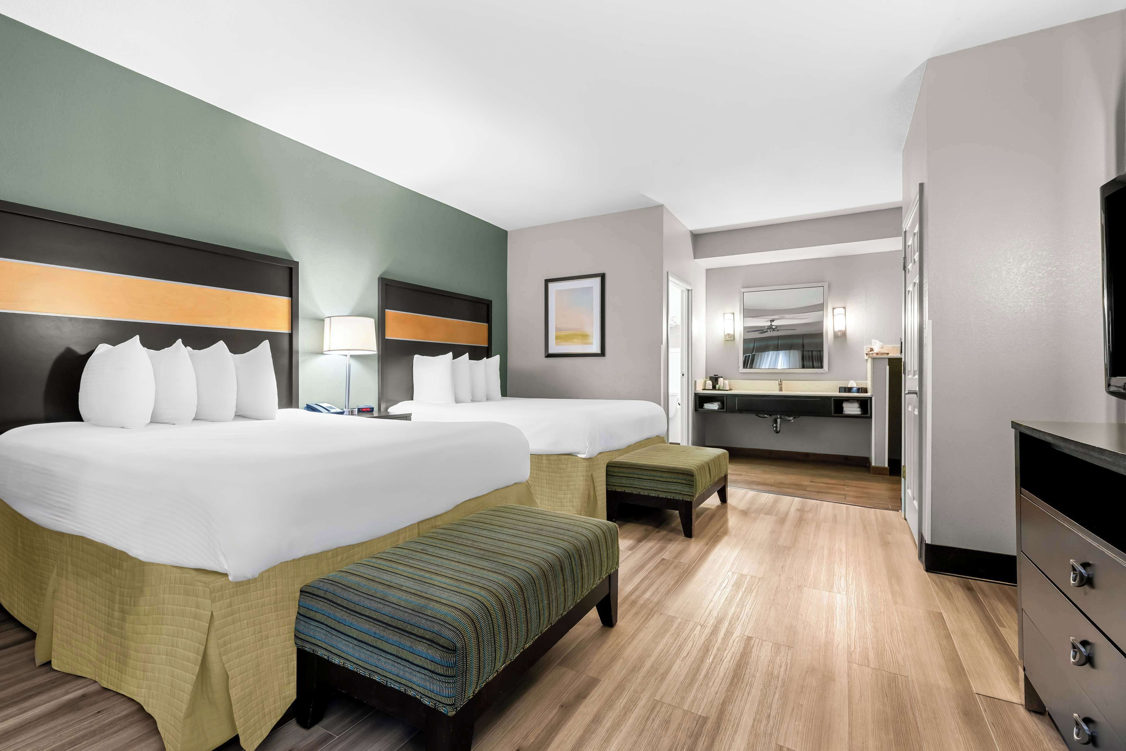 Caixa forta a l&#x27;habitació, escriptori, planxa i posts de planxar i wifi 