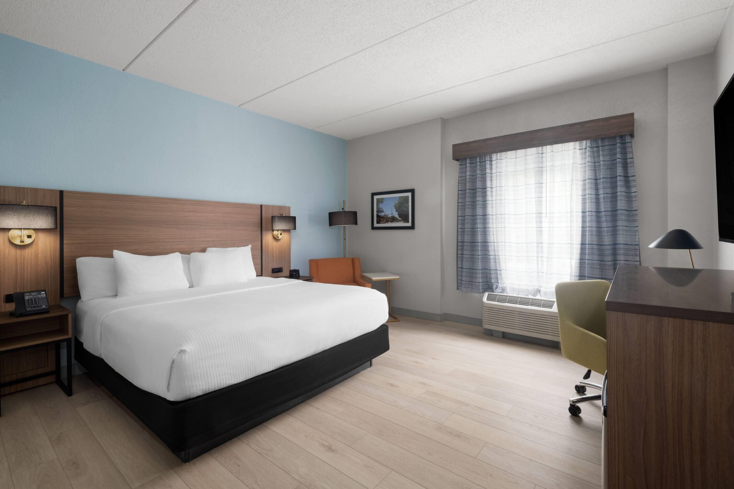 デラックス ルーム キングベッド 1 台 禁煙 | 高級寝具、デスク、遮光カーテン、アイロン / アイロン台