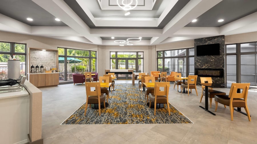 La Quinta Inn & Suites by Wyndham Raleigh Cary