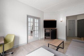 Svit Deluxe - 1 kingsize-säng - icke-rökare | Sängtillbehör av högsta kvalitet, skrivbord och mörkläggningsgardiner