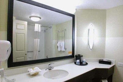La Quinta Inn & Suites by Wyndham Raleigh Cary