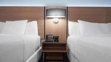 Deluxe-Zimmer, 2 Doppelbetten, Nichtraucher | Hochwertige Bettwaren, Schreibtisch, Verdunkelungsvorhänge