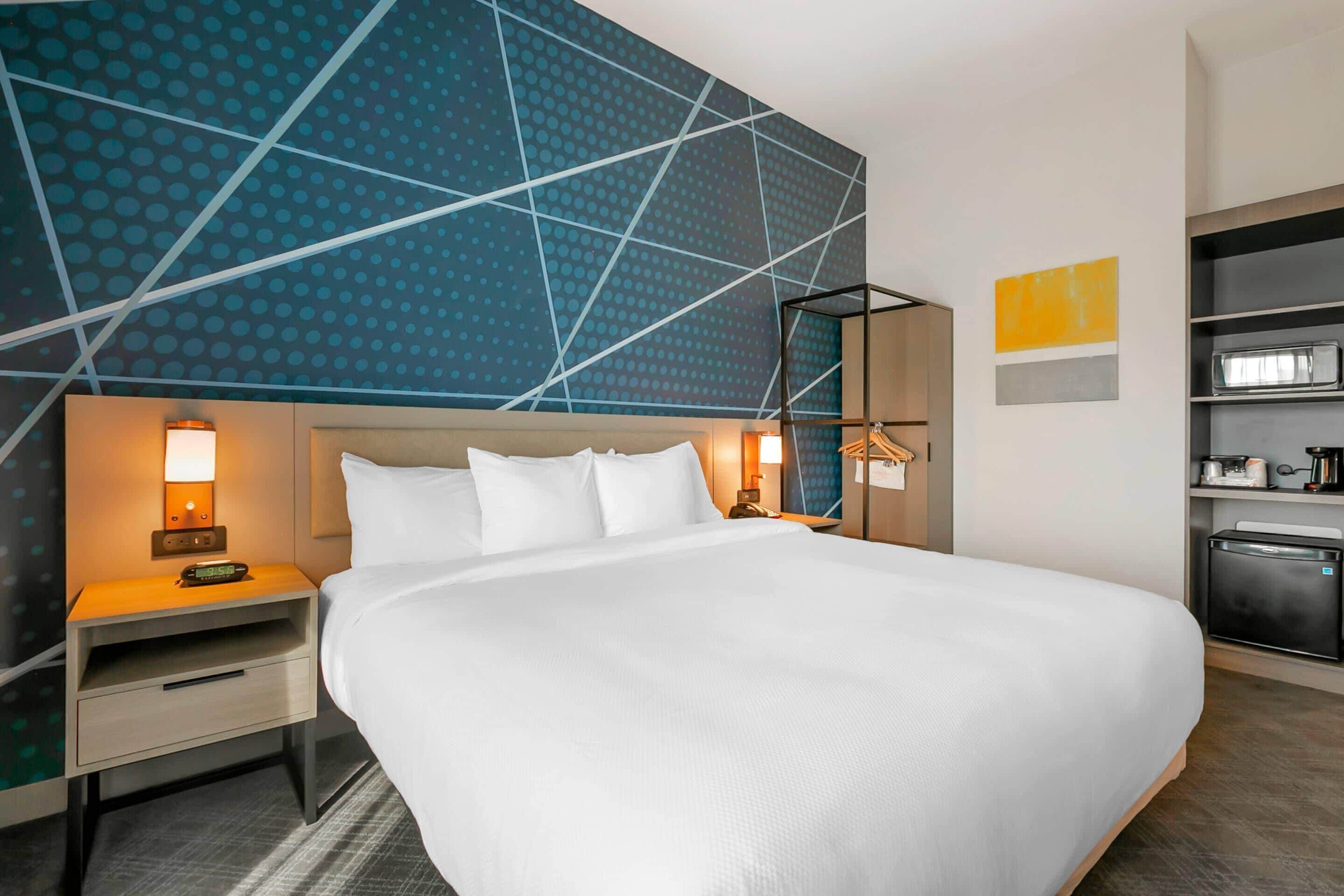 Escritorio, espacio para trabajar con laptop y cortinas blackout 