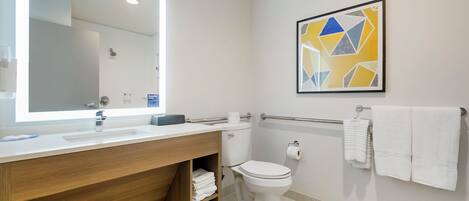 Duschwanne, kostenlose Toilettenartikel, Haartrockner, Handtücher