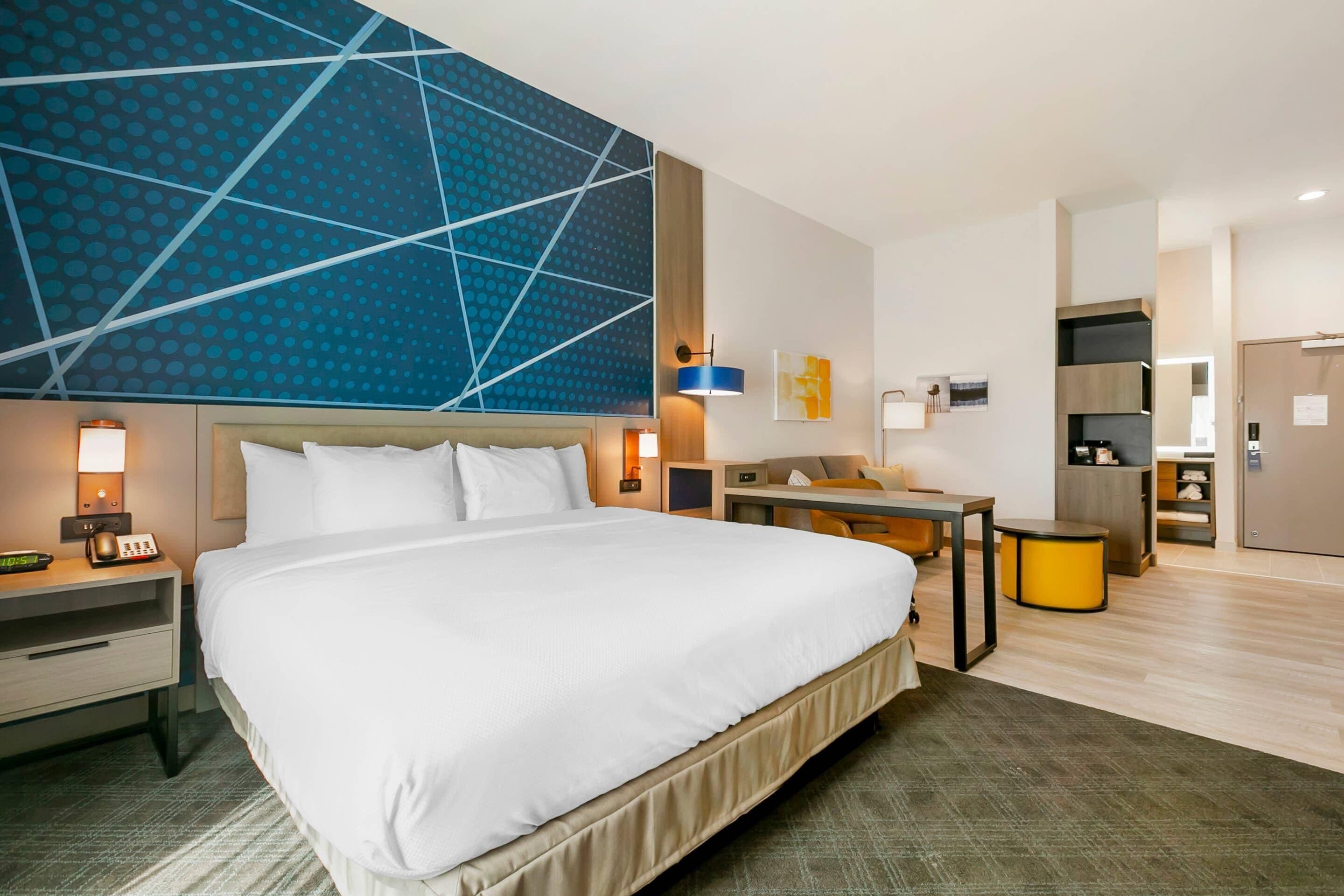 Suite - ikke-ryger (1 King Bed, 1 Double Bed) | Skrivebord, arbejdsområde til bærbare computere, mørklægningsgardiner