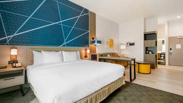 Suite - ikke-ryger (1 King Bed, 1 Double Bed) | Skrivebord, arbejdsområde til bærbare computere, mørklægningsgardiner