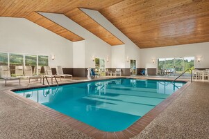 Una piscina techada, sillones reclinables de piscina