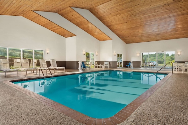 Piscine couverte, chaises longues