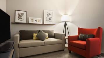 Selimut bulu angsa, meja kerja, dan tirai kedap cahaya