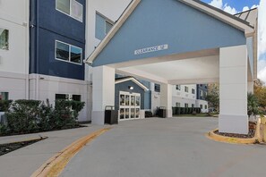 A building with a blue exterior and a sign indicating a 12-foot clearance. - Sonesta Essential Houston Energy Corridor (Houston)