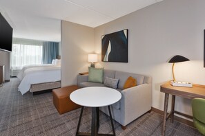 Premium bedding, in-room safe, desk, blackout curtains - Staybridge Suites Pittsburgh Airport by IHG (Pittsburgh)