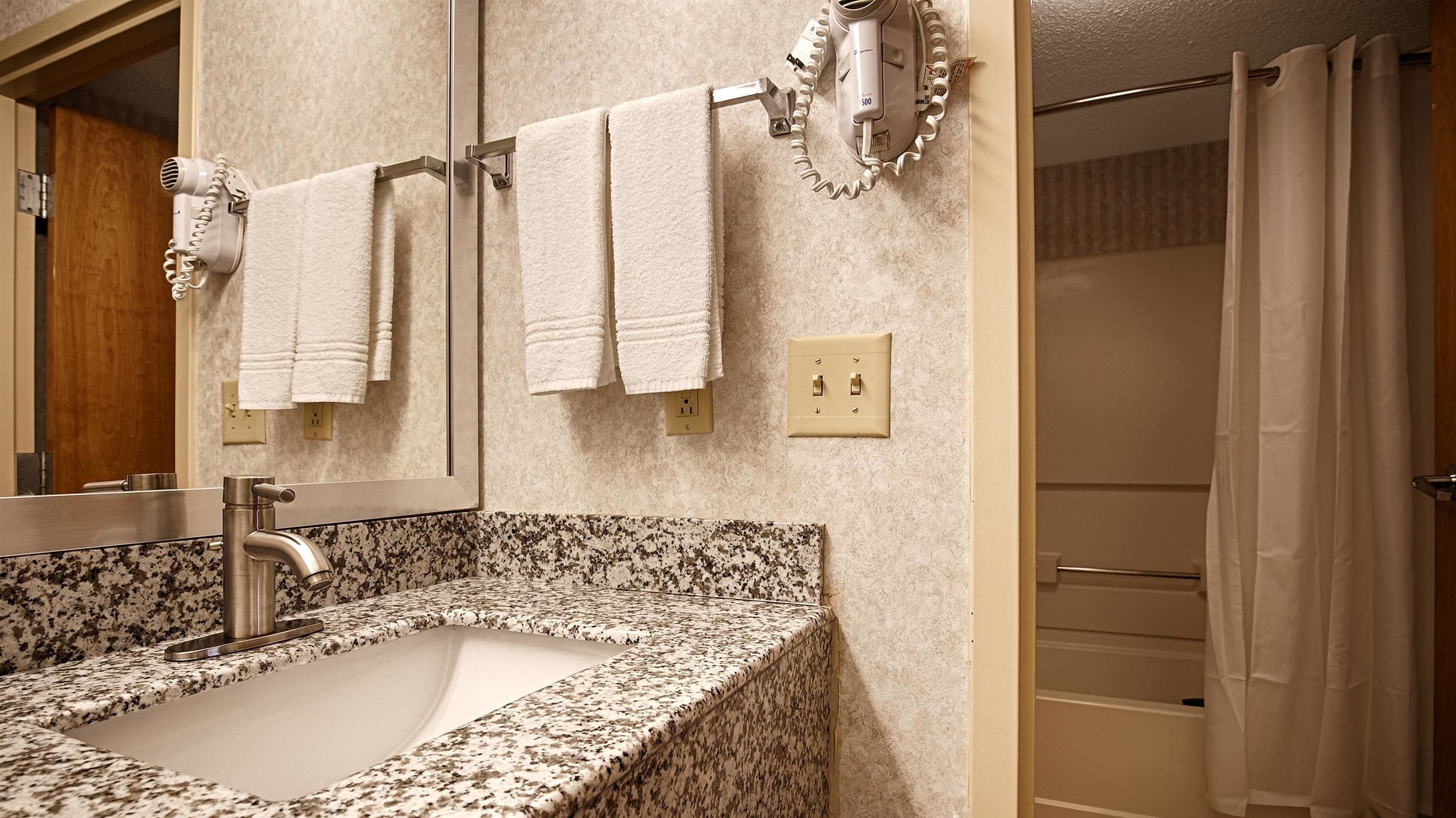 Combined shower/bathtub, free toiletries, hair dryer, towels