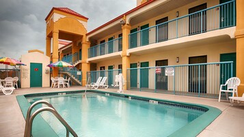Una piscina al aire libre de temporada