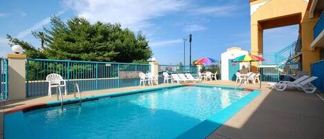 Kolam renang terbuka bermusim