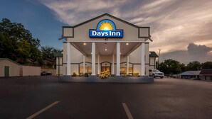 Un hôtel Days Inn, reconnaissable à son enseigne bien visible, son entrée abritée et son parking.