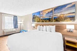 Pengeskab på værelset, skrivebord, mørklægningsgardiner