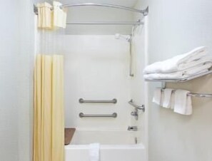 Combined shower/bathtub, free toiletries, hair dryer, towels