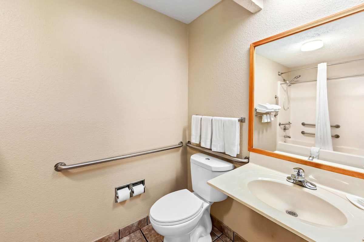 Habitación, 2 camas matrimoniales, con acceso para personas discapacitadas, para no fumadores | Baño para personas con discapacidad