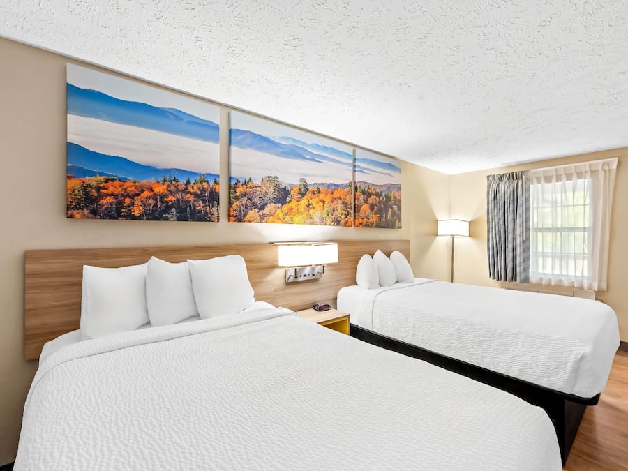 Zimmersafe, Schreibtisch, VerdunkelungsvorhĂ€nge, BĂŒgeleisen/BĂŒgelbrett