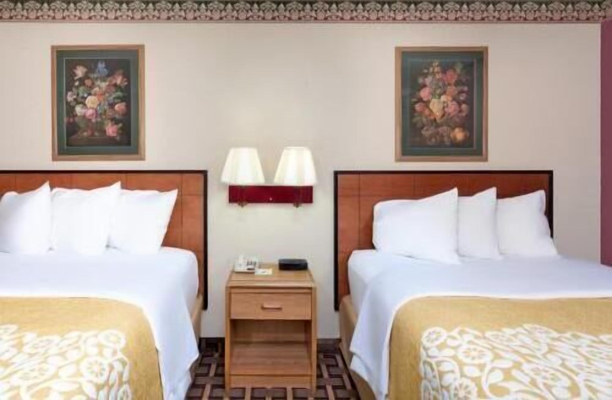 خزنة داخل الغرفة ومكتب وستائر تعتيم ومكواة/لوح كي