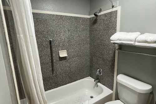 Combined shower/bathtub, hair dryer, towels