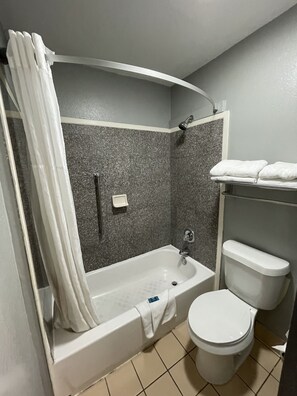 Combined shower/bathtub, hair dryer, towels