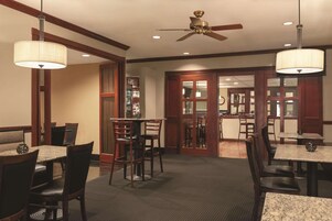 Breakfast and dinner served