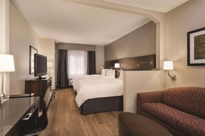 1 bedroom, desk, iron/ironing board, free cribs/infant beds - Radisson Hotel and Conference Center Rockford (Rockford)