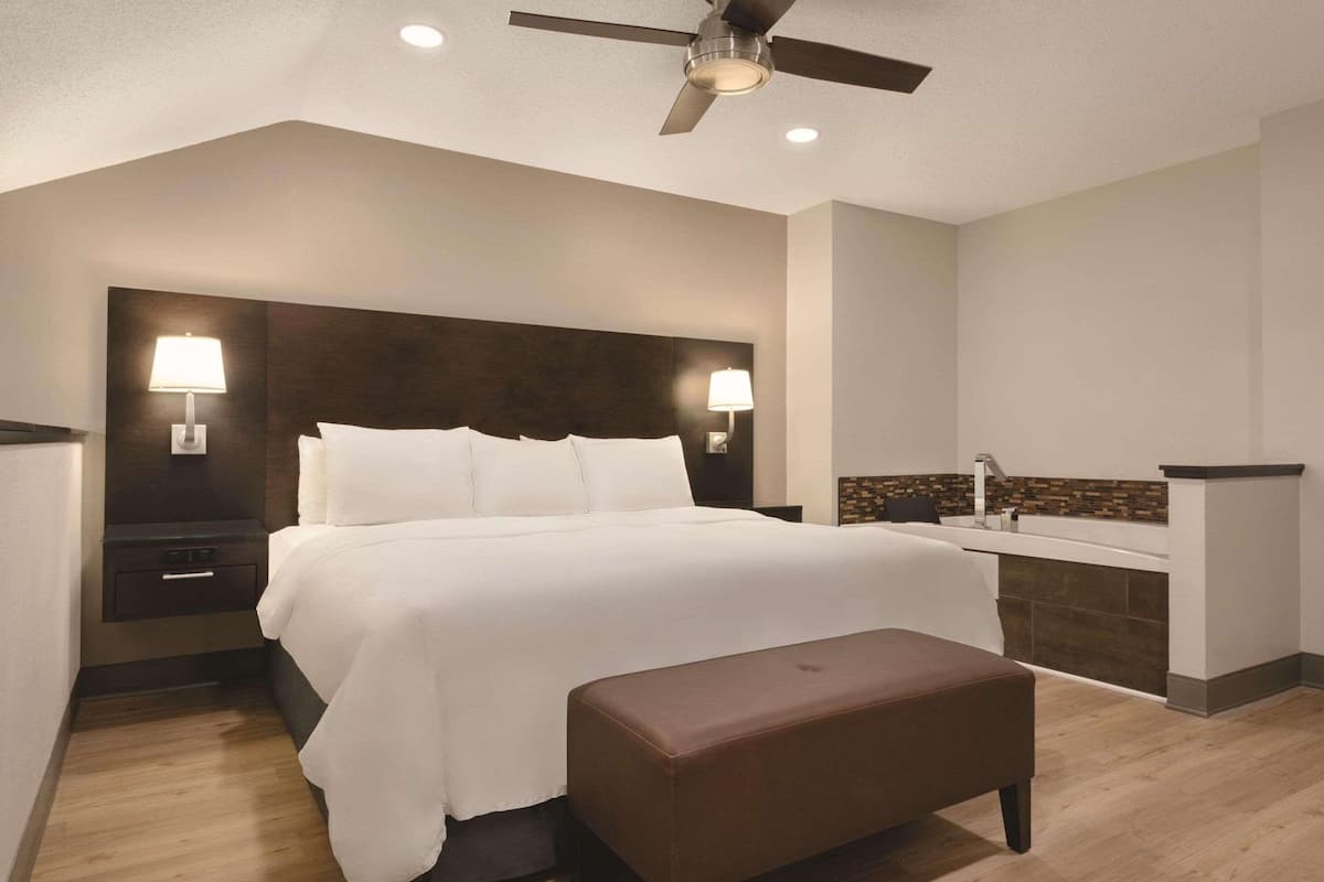 Premium Suite, 1 King Bed, Non Smoking, Jetted Tub | 1 bedroom, desk, iron/ironing board, free cribs/infant beds
