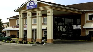 A building with a sign for Americas Best Value Inn.