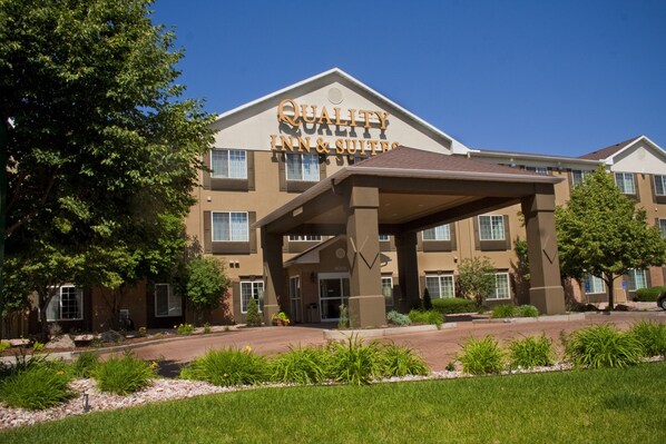 A hotel with a prominent sign reading "Quality Inn & Suites". - Quality Inn & Suites University Fort Collins (Fort Collins)