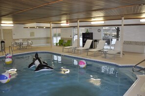 Una piscina cubierta