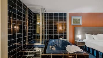 Suite luna di miele, 1 letto king, non fumatori, idromassaggio | Una scrivania, ferro/asse da stiro